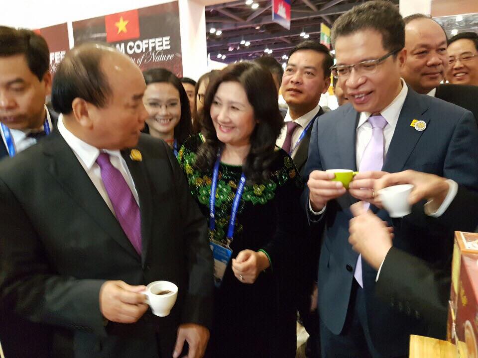 Thủ tướng Nguyễn Xuân Phúc và các chính khách bên ly cà phê An Thái