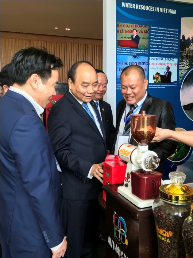 Thủ tướng chính phủ ông Nguyễn Xuân Phúc cùng đoàn đại biểu cấp cao viếngthăm gian hàng và trải nghiệm cà phê An Thái