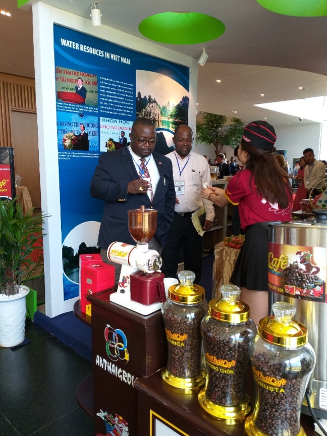Các đại biểu và khách quan thưởng thức cà phê An Thai tại đại hội GEF