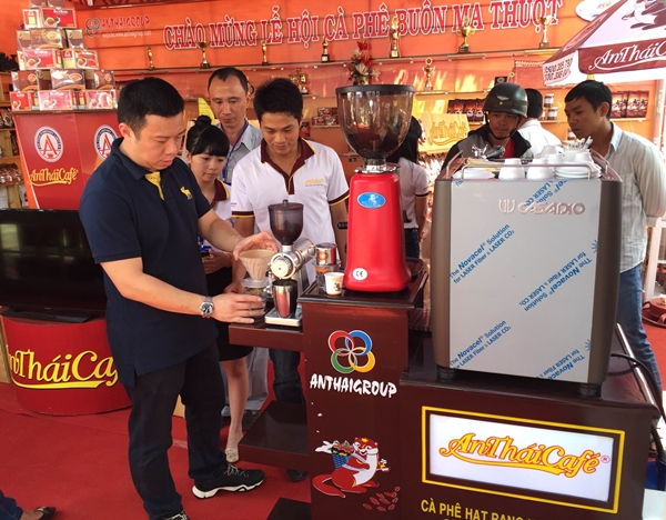 Chuyên gia Singapore của AnThaiCafe thực hiện thao tác tại lễ hội 2015