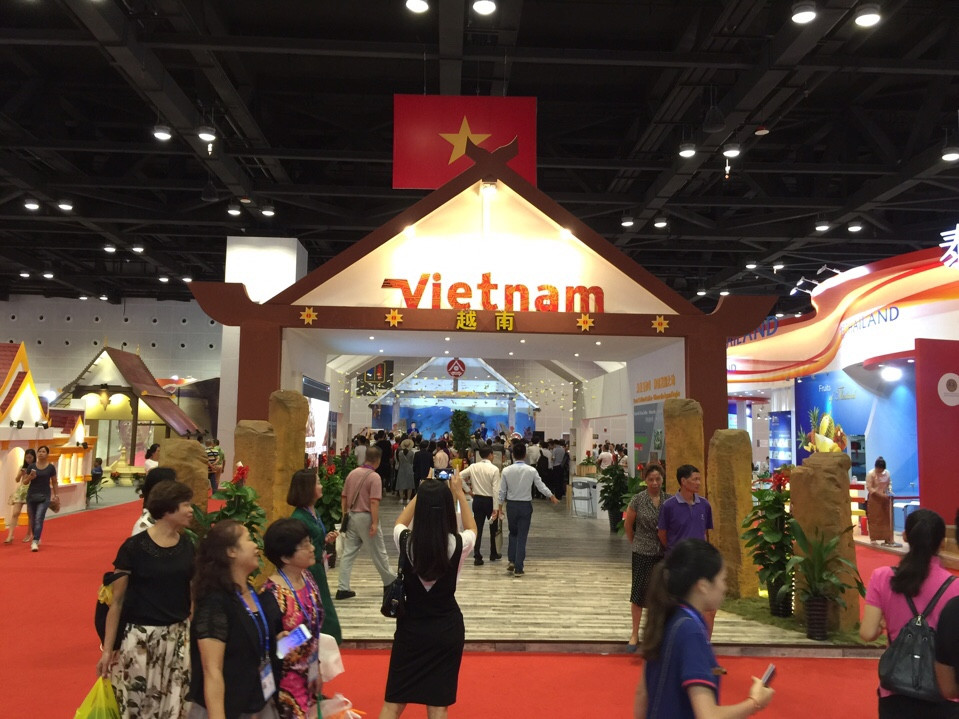 Gian hàng của Đoàn Việt Nam trước giờ khai mạc là điểm chú ý của khách hàng