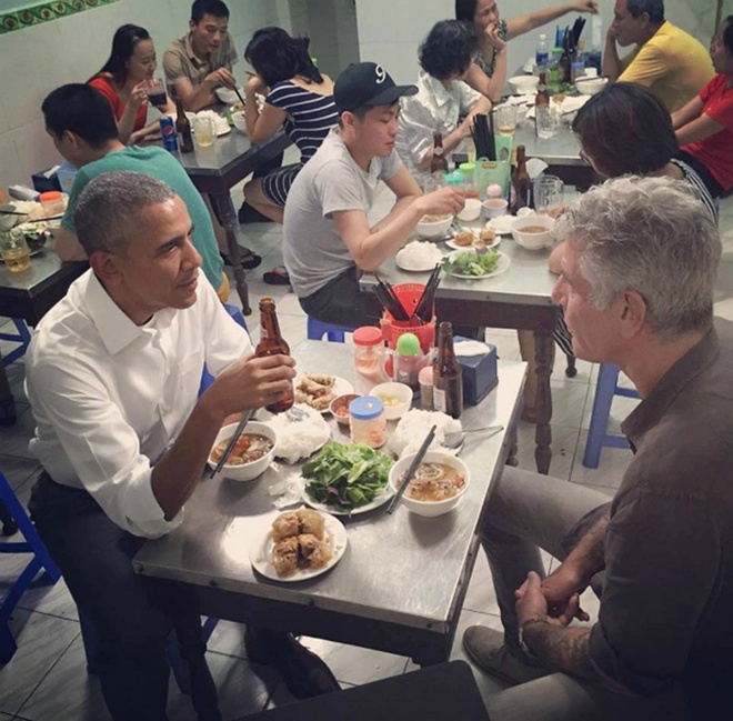 ông Obama ăn bún chả và uống bia lạnh cùng đầu bếp Bourdain