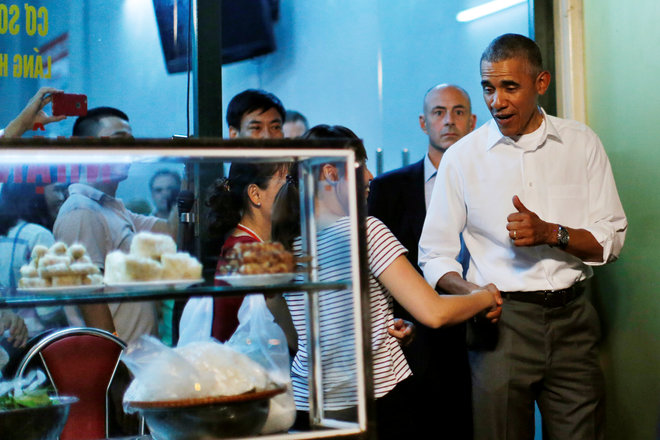 Ông Obama bắt tay một người dân địa phương trong lúc rời quán.