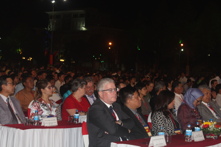 Rất nhiều Đại sứ các nước tham gia khai mạc Lễ hội cà phê Buôn Ma Thuột lần thứ 6.