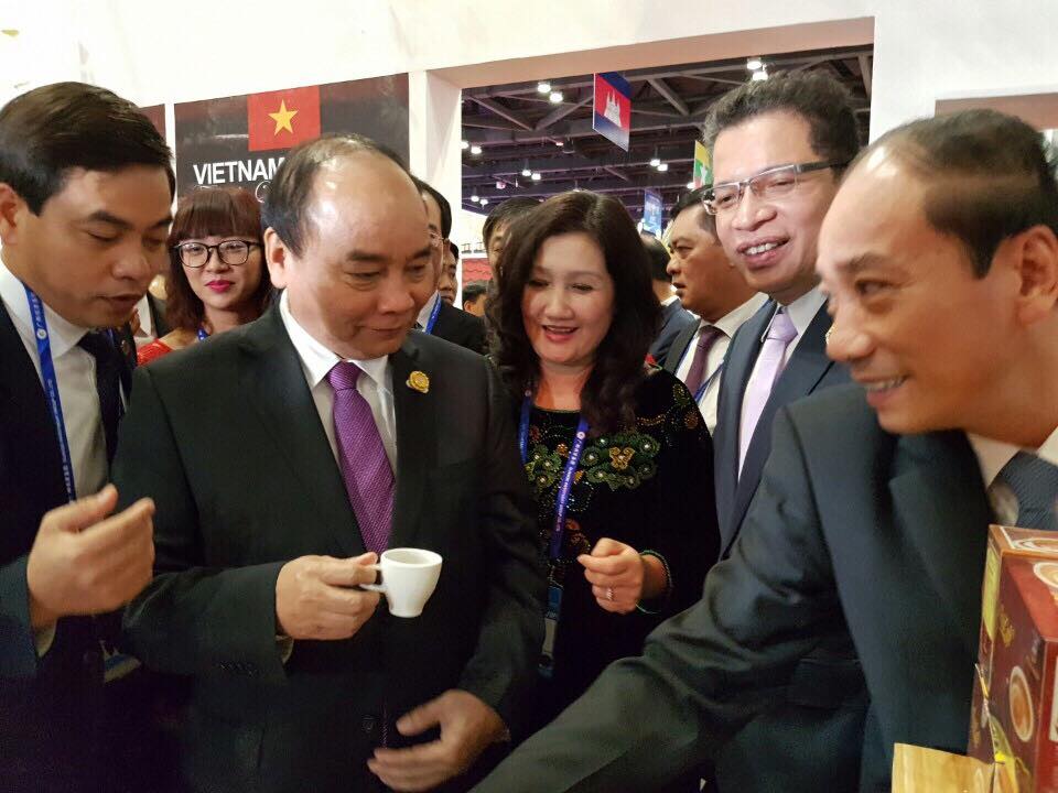 Thủ tướng Nguyễn Xuân Phúc trải nghiệm dùng thử sản phẩm cà phê An Thái