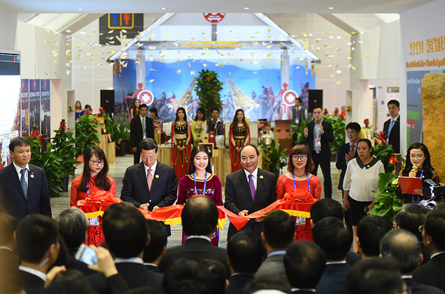 Thủ tướng Nguyễn Xuân Phúc cùng các đại biểu cấp cao Trung Quốc cắt băng khai mạc hội chợ CAEXPO 2016